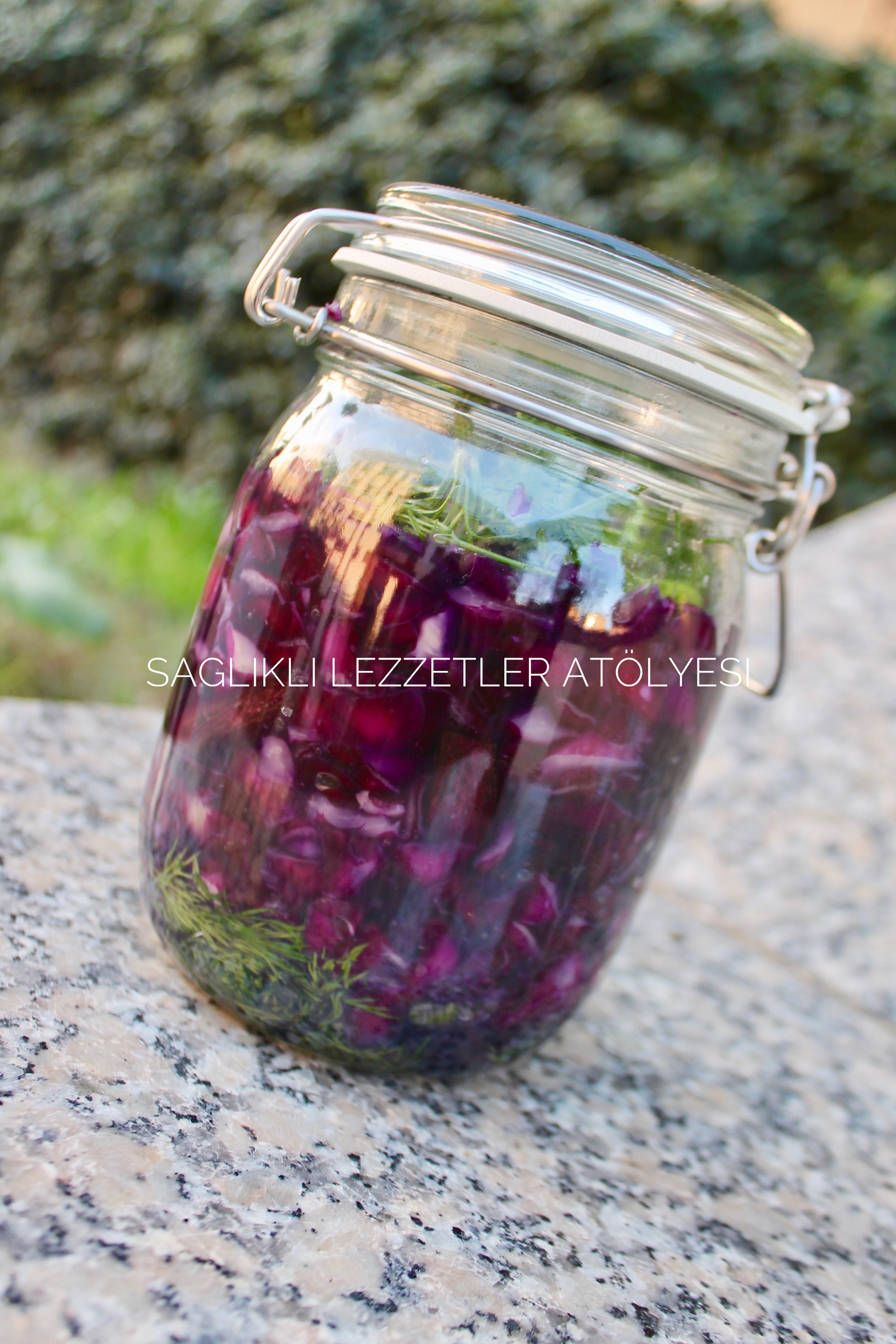 Lakto-fermente Mor Lahana Turşusu (Sauerkraut)